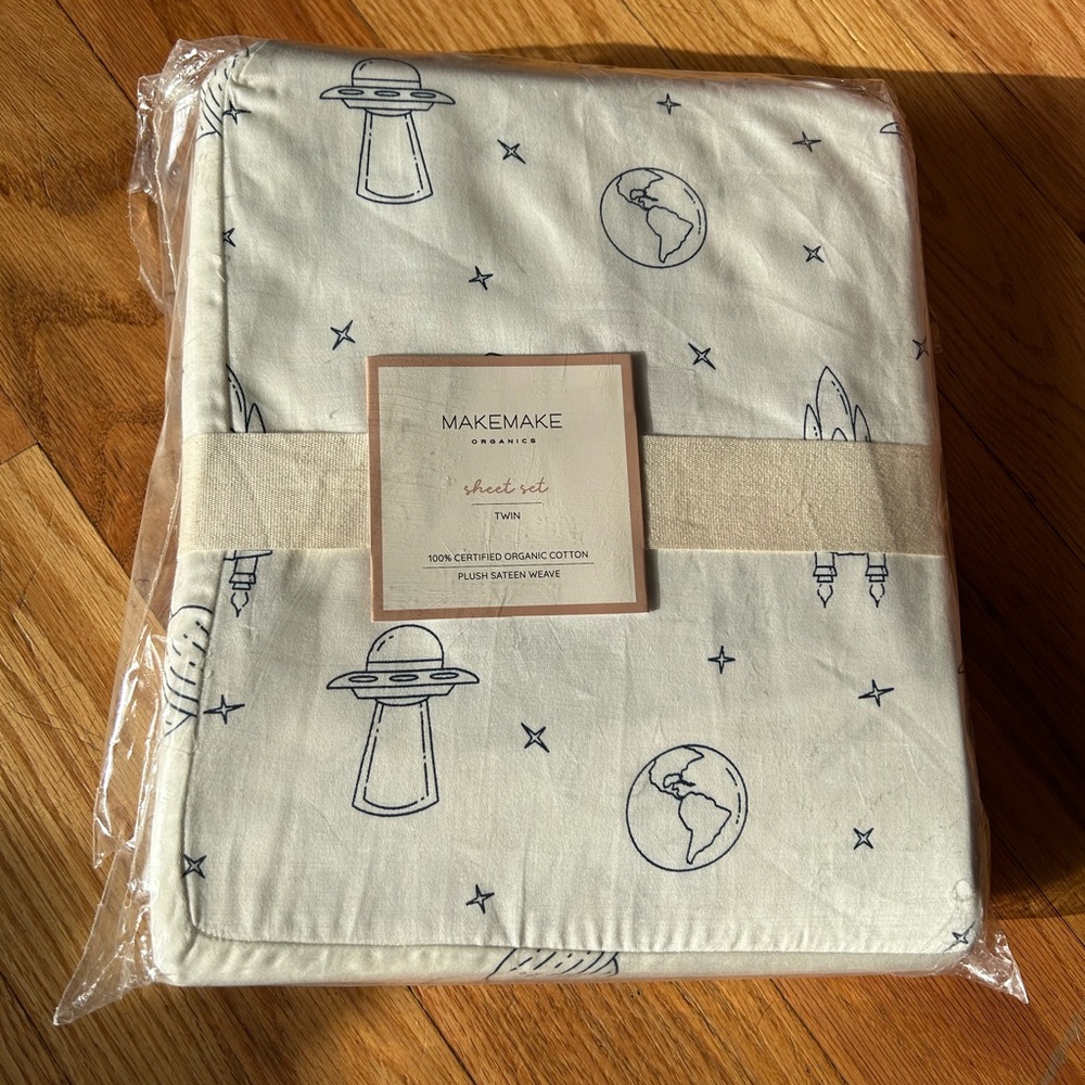NWT Organic Cotton Astro Twin Sheet Set by MakeMake organics - Picture 3 of 6